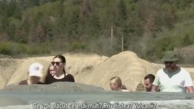 VIDEO Vulcanii Noroioși, invadați de turiști în minivacanța de Paște. Fenomenul din Buzău, tot mai popular în rândul vizitatorilor